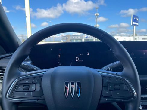 Used 2025 Buick Envista Sport Touring image 25