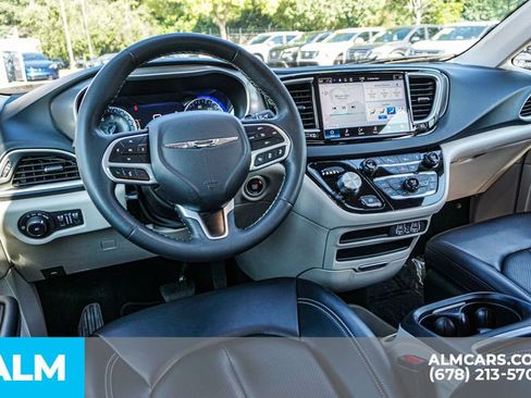 Used 2023 Chrysler Pacifica Touring-L FWD image 28