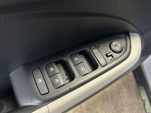 Used 2025 Hyundai Venue SEL image 23