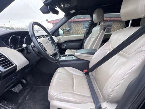 Used 2019 Land Rover Discovery SE image 4
