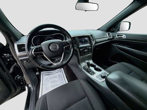 Used 2018 Jeep Grand Cherokee Laredo w/ All-Weather Capability Group AWD/4WD image 9