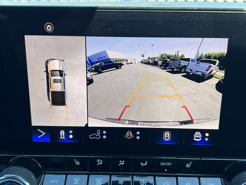 Used 2024 Chevrolet Colorado ZR2 w/ Technology Package AWD/4WD image 13