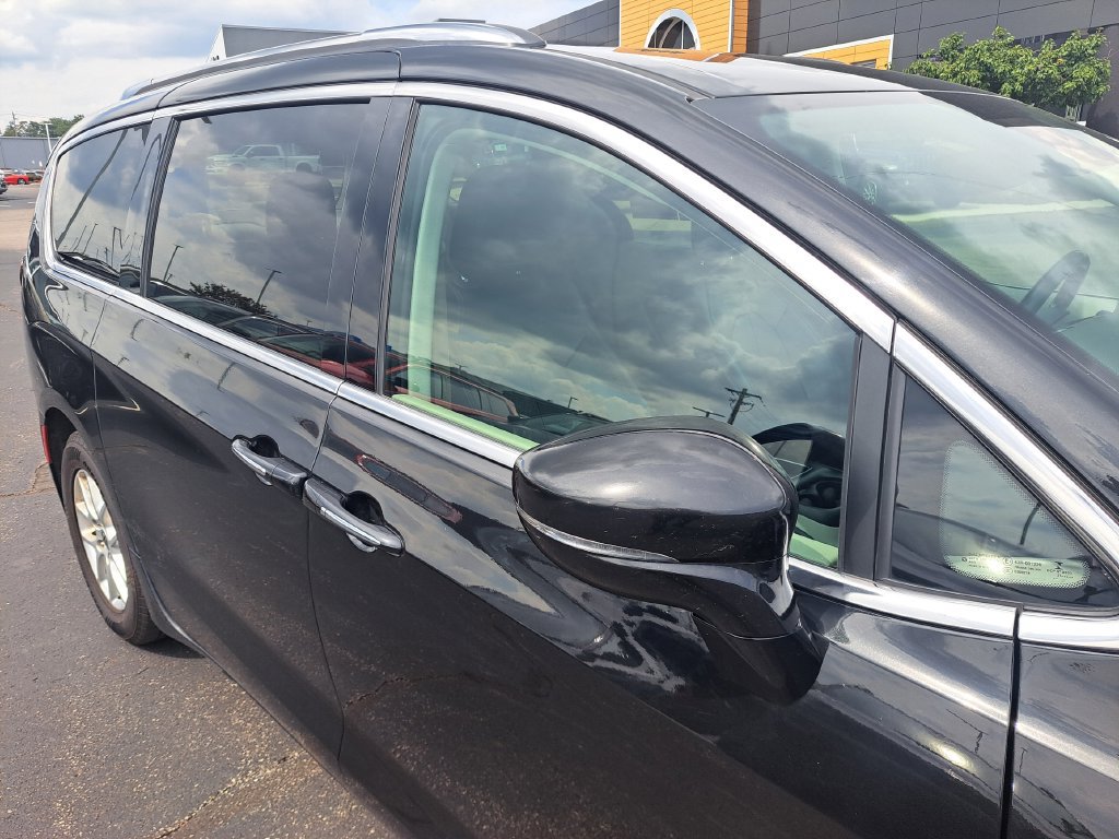 Used 2021 Chrysler Pacifica Touring-L FWD image 32
