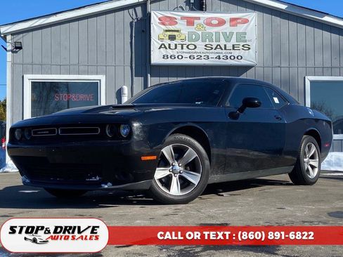 Used 2015 Dodge Challenger SXT image 1
