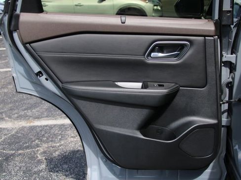 Certified 2023 Nissan Rogue Platinum FWD image 28