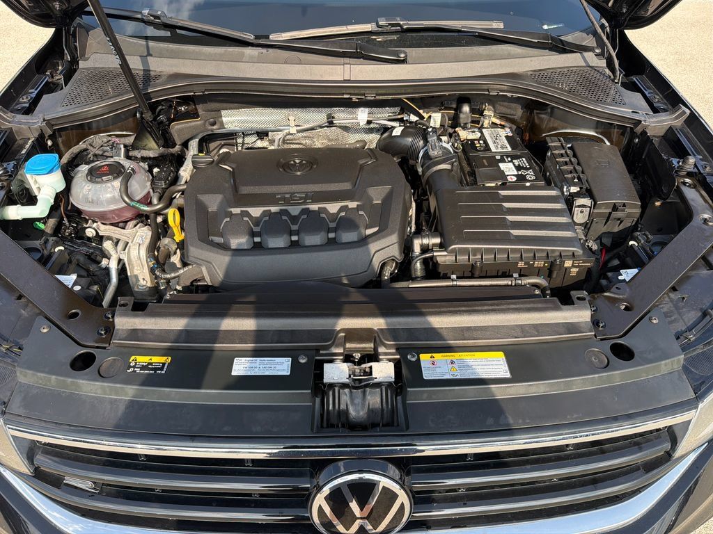 Certified 2023 Volkswagen Tiguan SE R-Line AWD/4WD image 29