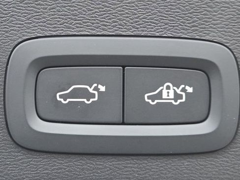 Used 2025 Volvo XC40 B5 Plus image 8