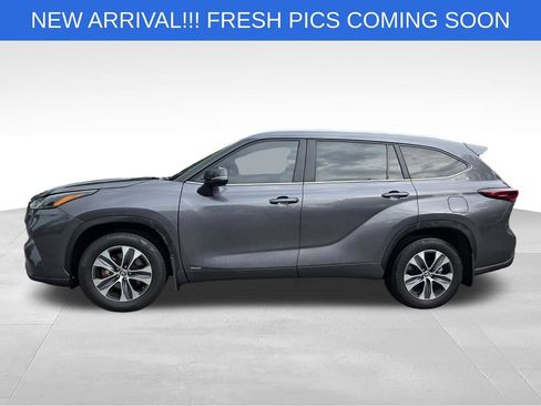 Used 2025 Toyota Highlander XLE AWD/4WD image 3