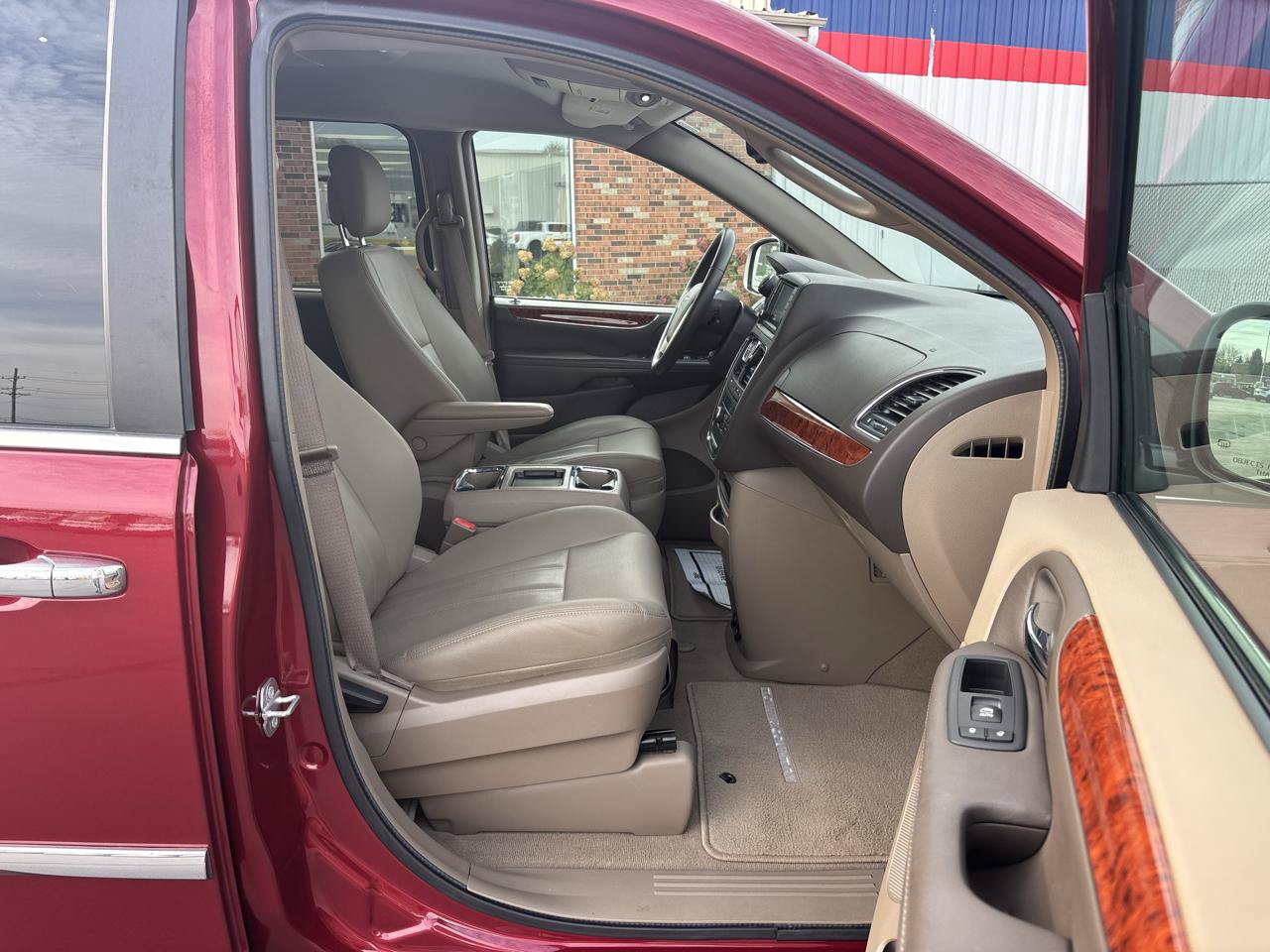 Used 2016 Chrysler Town & Country Touring w/ Driver Convenience Group FWD image 15