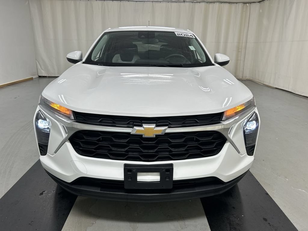 Used 2024 Chevrolet Trax LS w/ LS Convenience Package FWD image 3