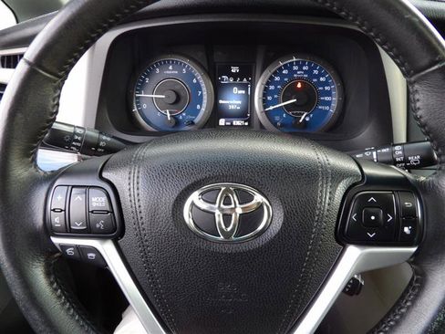 Used 2017 Toyota Sienna XLE image 28