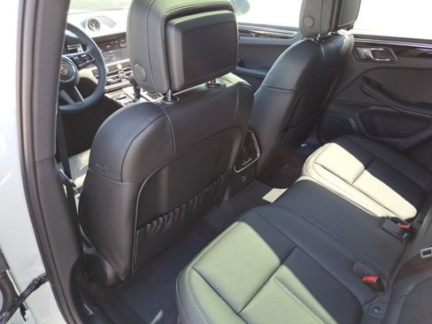 Used 2025 Porsche Macan image 20