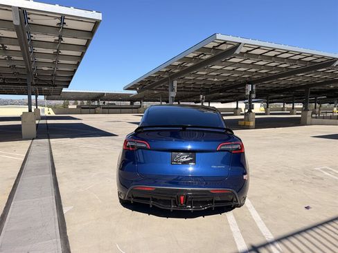 Used 2022 Tesla Model Y Long Range AWD/4WD image 6