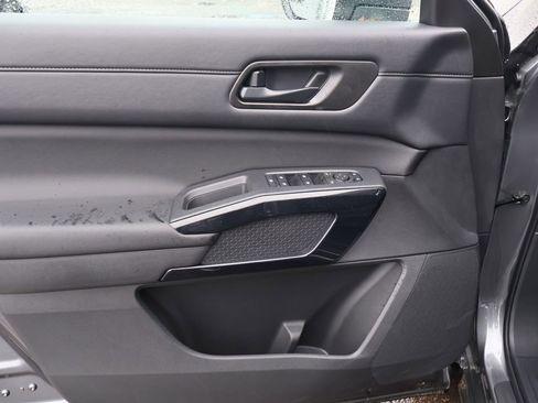 Used 2025 Nissan Pathfinder S image 18