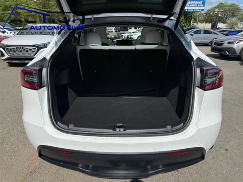 Used 2022 Tesla Model Y Long Range image 17