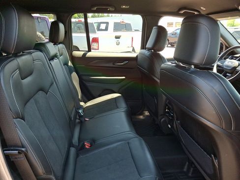 Certified 2025 Jeep Grand Cherokee Altitude AWD/4WD image 15