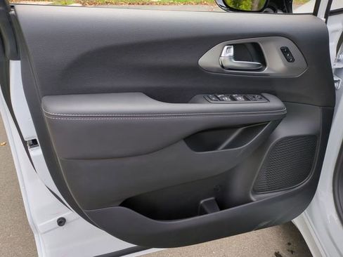 New 2026 Chrysler Pacifica Select image 30