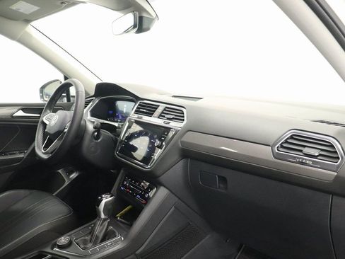 Used 2024 Volkswagen Tiguan SE w/ Panoramic Sunroof Package image 23