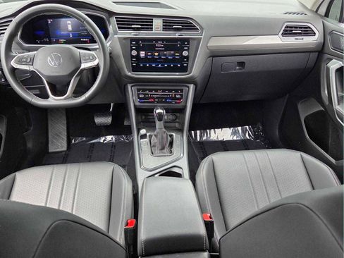 Used 2023 Volkswagen Tiguan SE FWD image 11