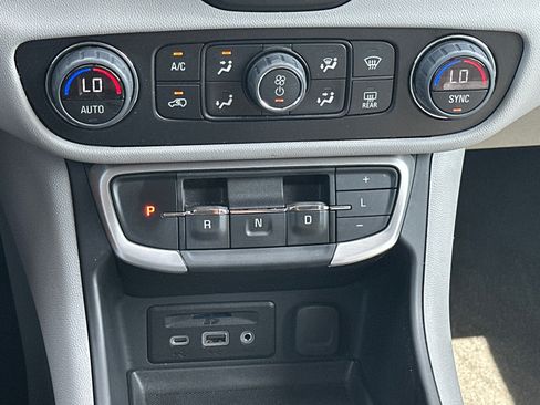 Used 2024 GMC Terrain SLT AWD/4WD image 17