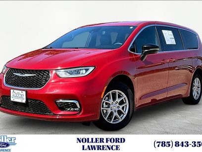 Used 2025 Chrysler Pacifica Select