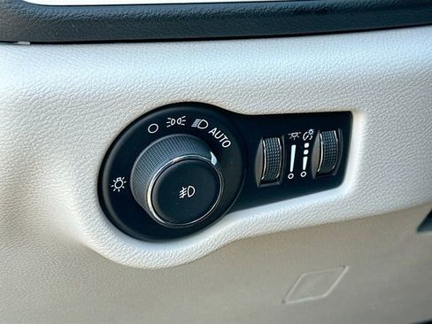 Used 2024 Chrysler Pacifica Touring-L image 10