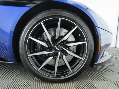 Used 2018 Aston Martin DB11 V12 image 32