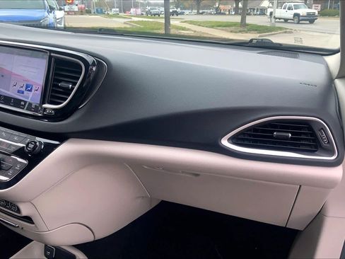 Used 2023 Chrysler Pacifica Touring-L FWD image 17