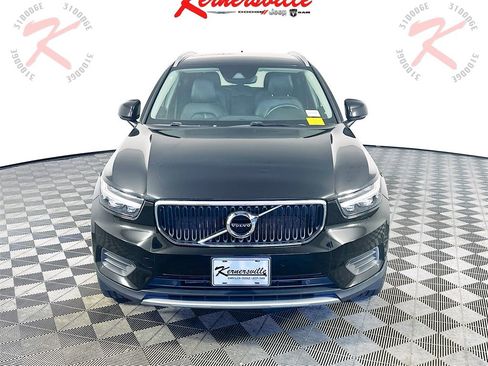 Used 2022 Volvo XC40 T4 Momentum image 2
