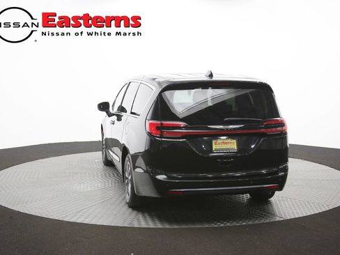 Used 2023 Chrysler Pacifica Touring-L FWD image 38