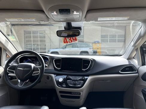 Used 2023 Chrysler Pacifica Touring-L image 13