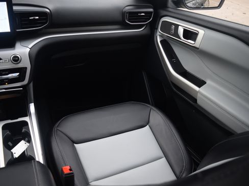 Used 2023 Ford Explorer XLT w/ Equipment Group 202A image 14