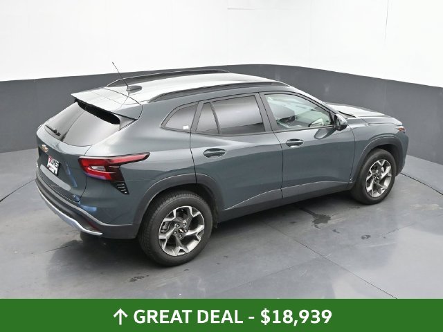 Used 2025 Chevrolet Trax LT FWD image 37