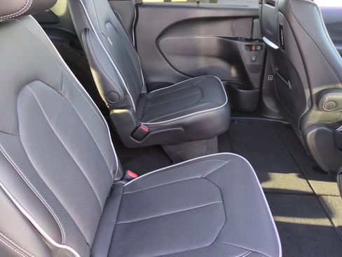 New 2026 Chrysler Pacifica Limited image 18
