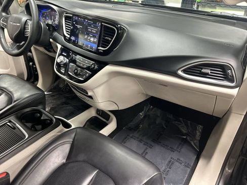 Used 2023 Chrysler Pacifica Touring-L FWD image 28