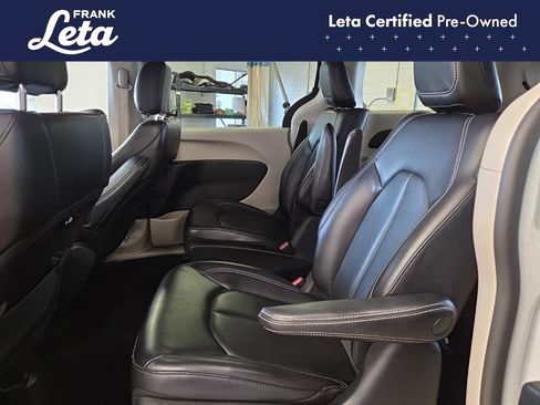 Used 2023 Chrysler Pacifica Touring-L FWD image 17