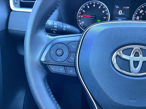 Used 2021 Toyota RAV4 XLE Premium image 25