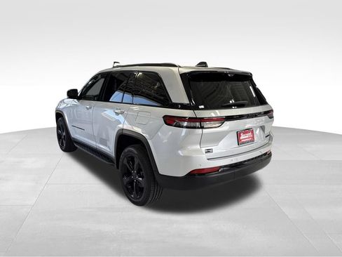 Used 2025 Jeep Grand Cherokee Limited w/ Luxury Tech Group II RWD image 3