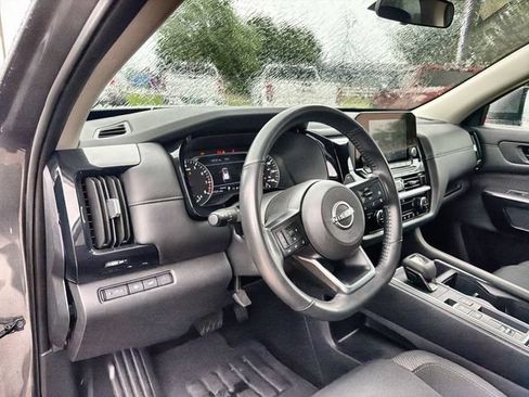 Used 2025 Nissan Pathfinder SV FWD image 10