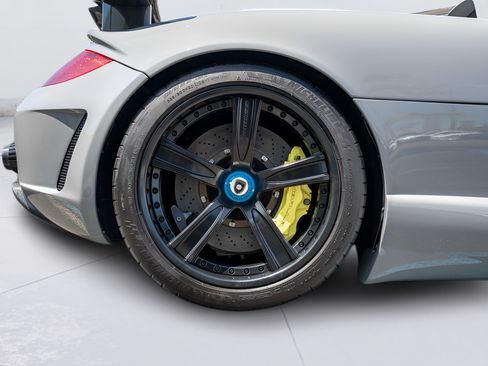 Used 2004 Porsche Carrera GT RWD image 10