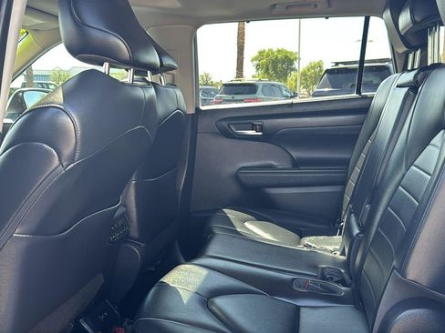 Used 2021 Toyota Highlander XLE FWD image 30
