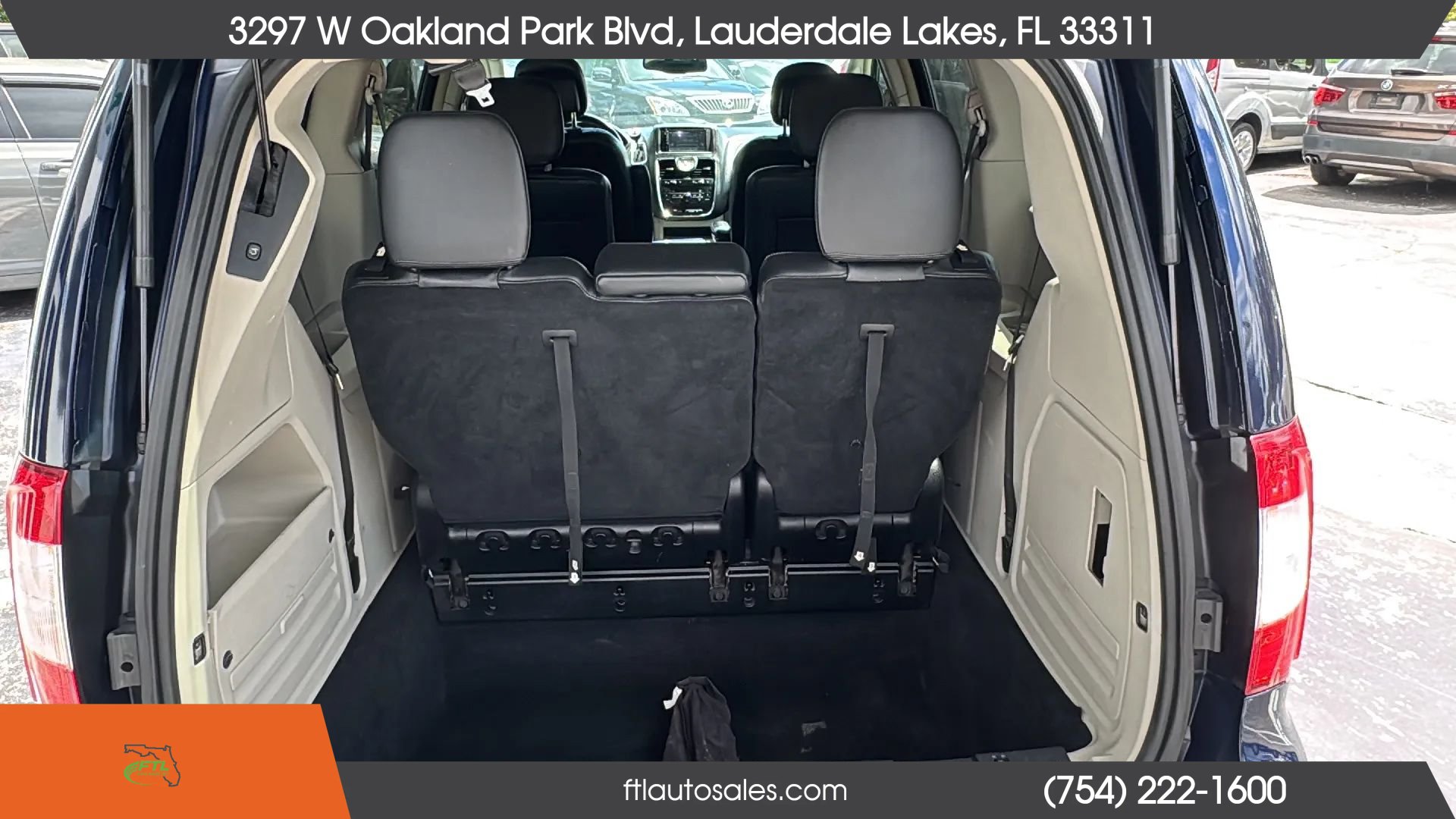 Used 2014 Chrysler Town & Country Touring-L FWD image 36
