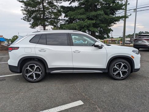 New 2025 Volkswagen Tiguan SE image 3