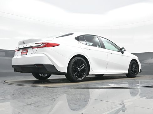 Used 2025 Toyota Camry SE image 32