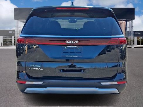 Used 2024 Kia Carnival EX FWD image 5