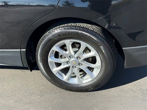 Used 2021 Chevrolet Equinox LT w/ Driver Convenience Package image 4