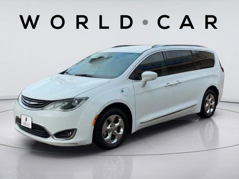 Used 2018 Chrysler Pacifica Touring-L FWD image 13