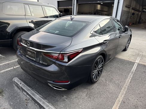 Used 2025 Lexus ES 350 w/ Premium Package FWD image 4