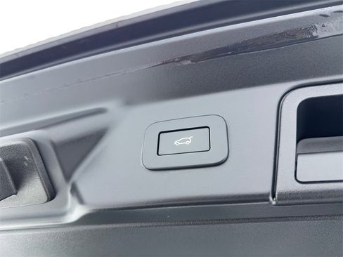 Used 2025 Land Rover Range Rover Velar Dynamic SE image 14