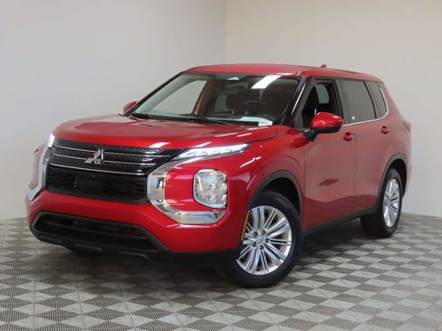 Used 2023 Mitsubishi Outlander ES image 1